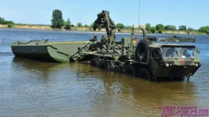 Φορτηγό M1977A2 HEMTT Common Bridge Transporter (CBT) ΓΙΑ ΤΗ ΓΕΦΥΡΑ ΡΙΜΠΟΝ